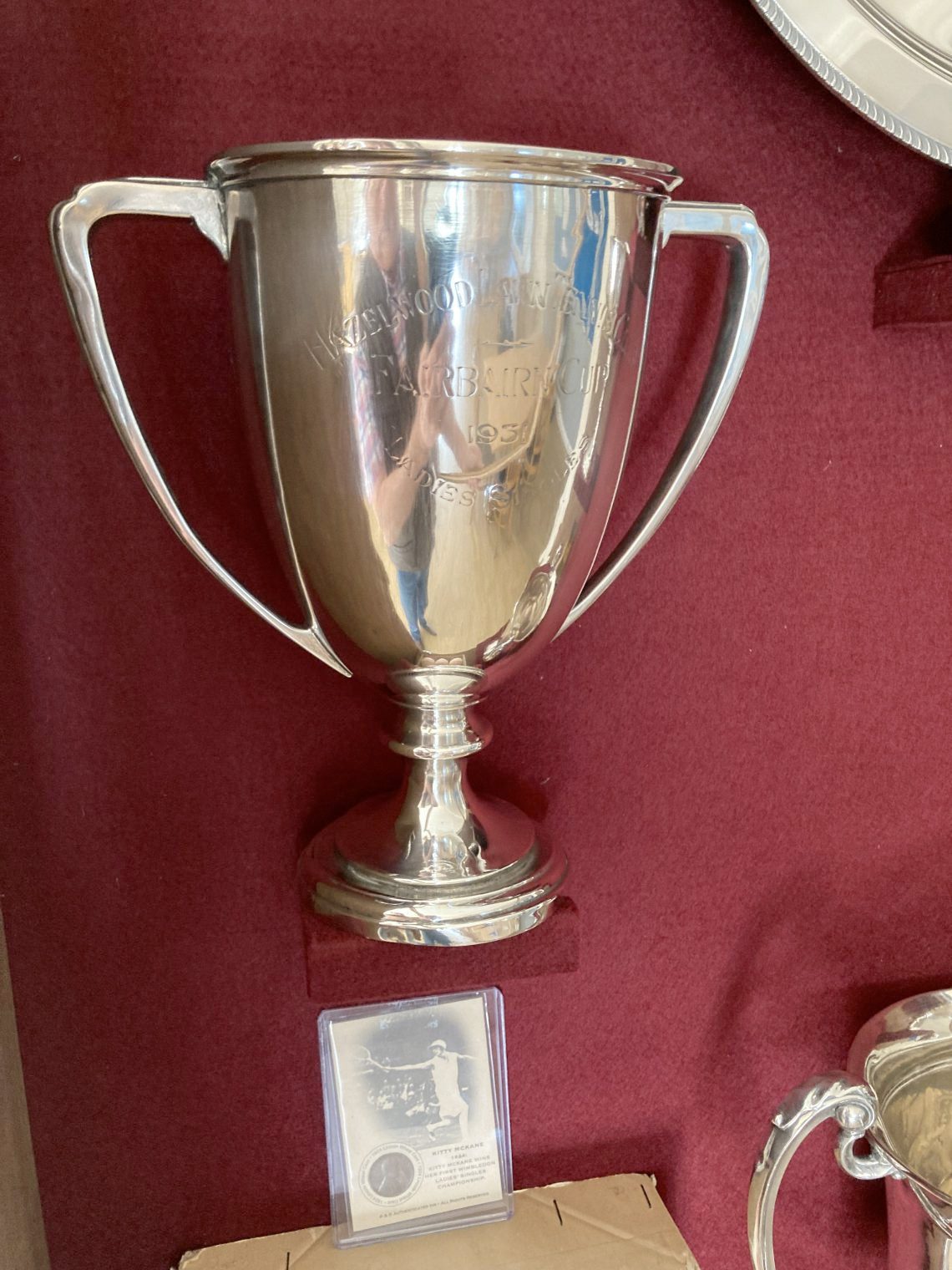 Standing trophy on invisible ledge